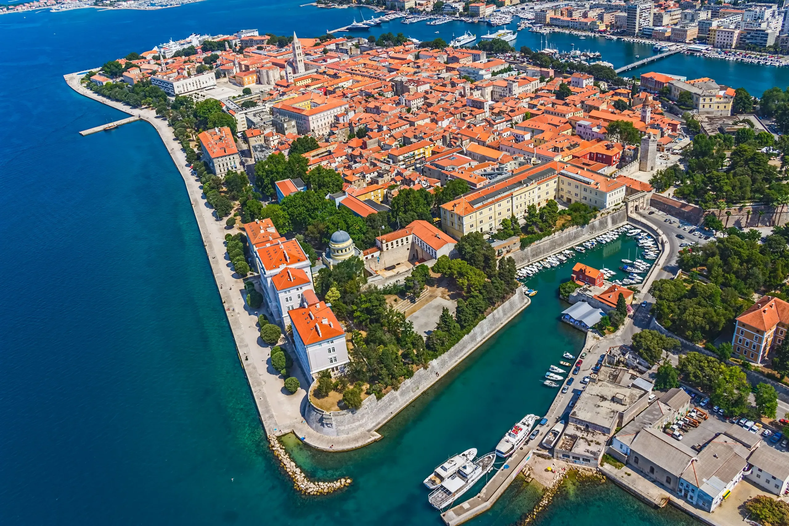 Zadar oude waterkant van de stad, Adriatische Zee en historische centrum in Kroatië
