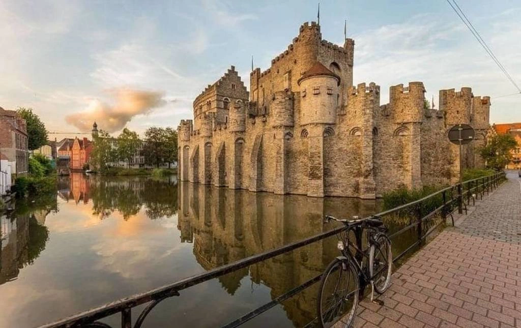 Zeebrugge strand, marina en Belgische Noordzeekust nabij Brugge