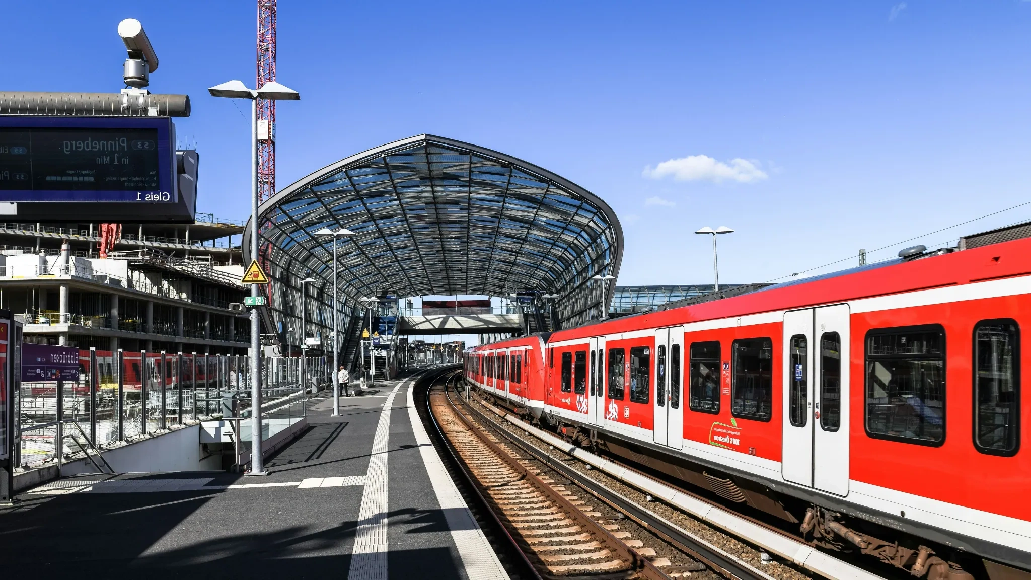 Moderne trein aankomen bij een station platform
