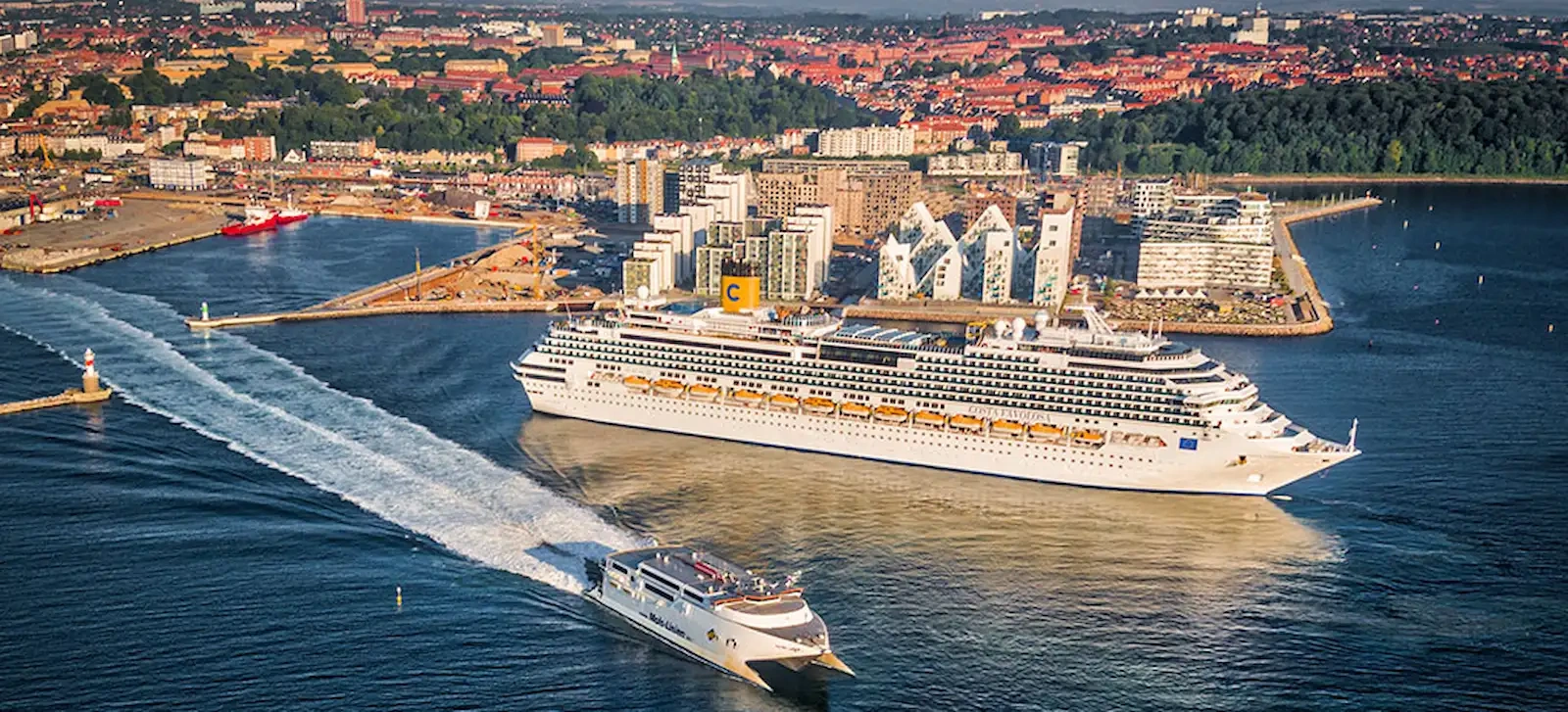 Aarhus haven en veerboottoegangspoort in Denemarken