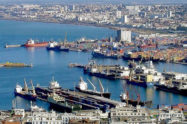 Algiers veerboothaven en waterkant in Algerije