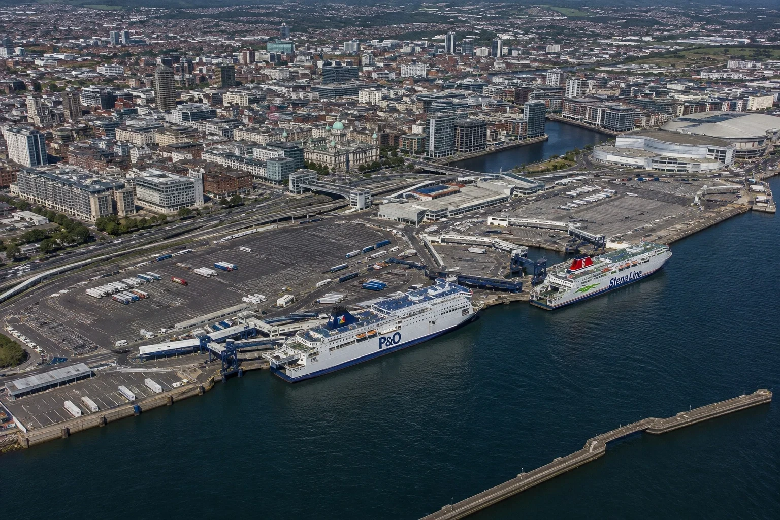 Belsnelle passagierssveerbootterminal en haven