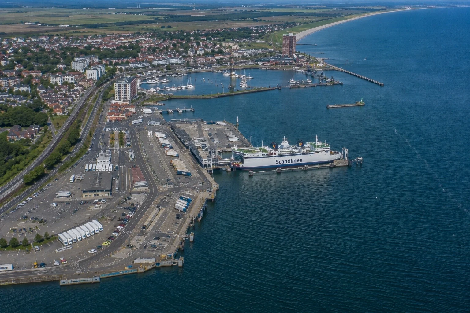 Passagiersveerboot faciliteiten en haven bij Cuxhaven op de Noordzee