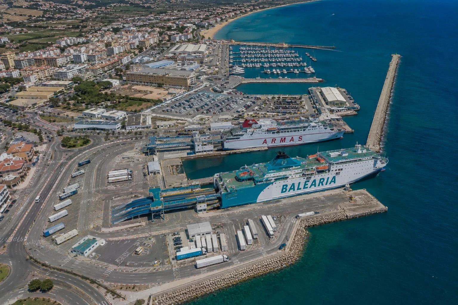 Dénia passagiersveerbootterminal en marina op Spaanse Costa Blanca