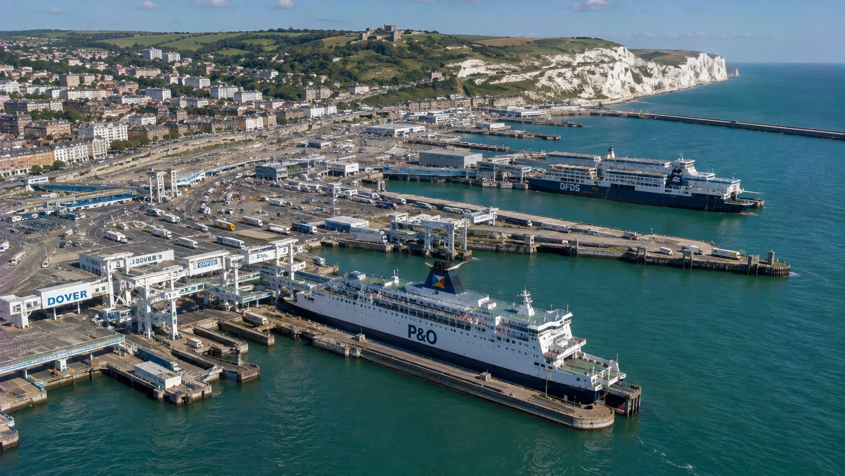 Haven van Dover passagiersveerbootterminal hieronder de Witte Kliffen