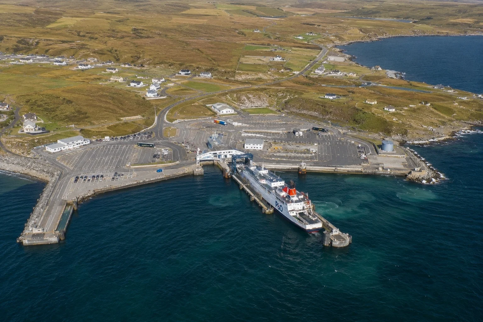 Gills Bay veerbootterminal op de Pentland Firth in Caithness, Schotland