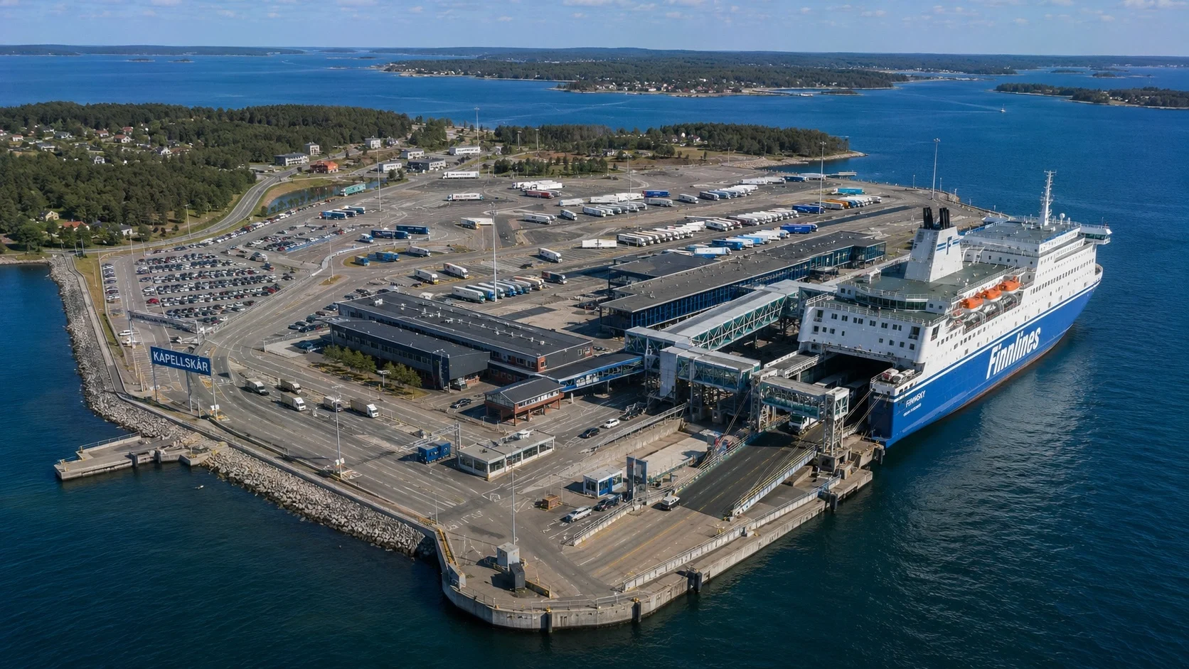 Passagiersveerbootterminal bij Kapellskär haven in Zweden