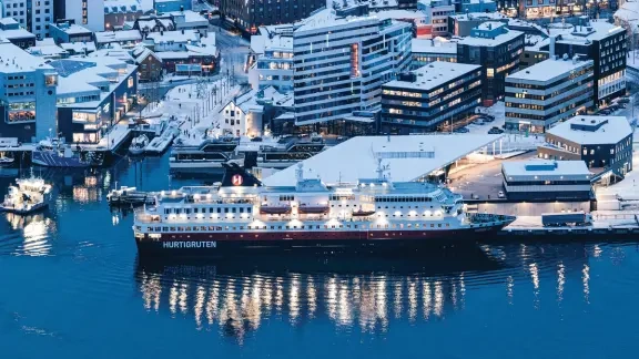 Hurtigruten schip bij Kirkenes op Noorse Arctische kust
