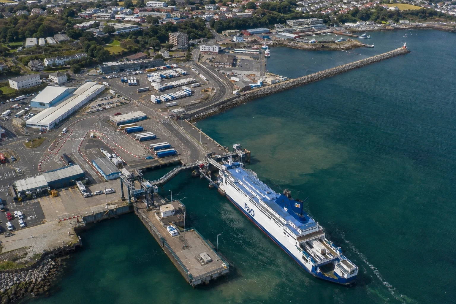 P&O Ferries passagiers en voertuigen terminal bij Larne Haven, Noord-Ierland