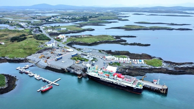 Lochmaddy veerboothaven in Noord Uist