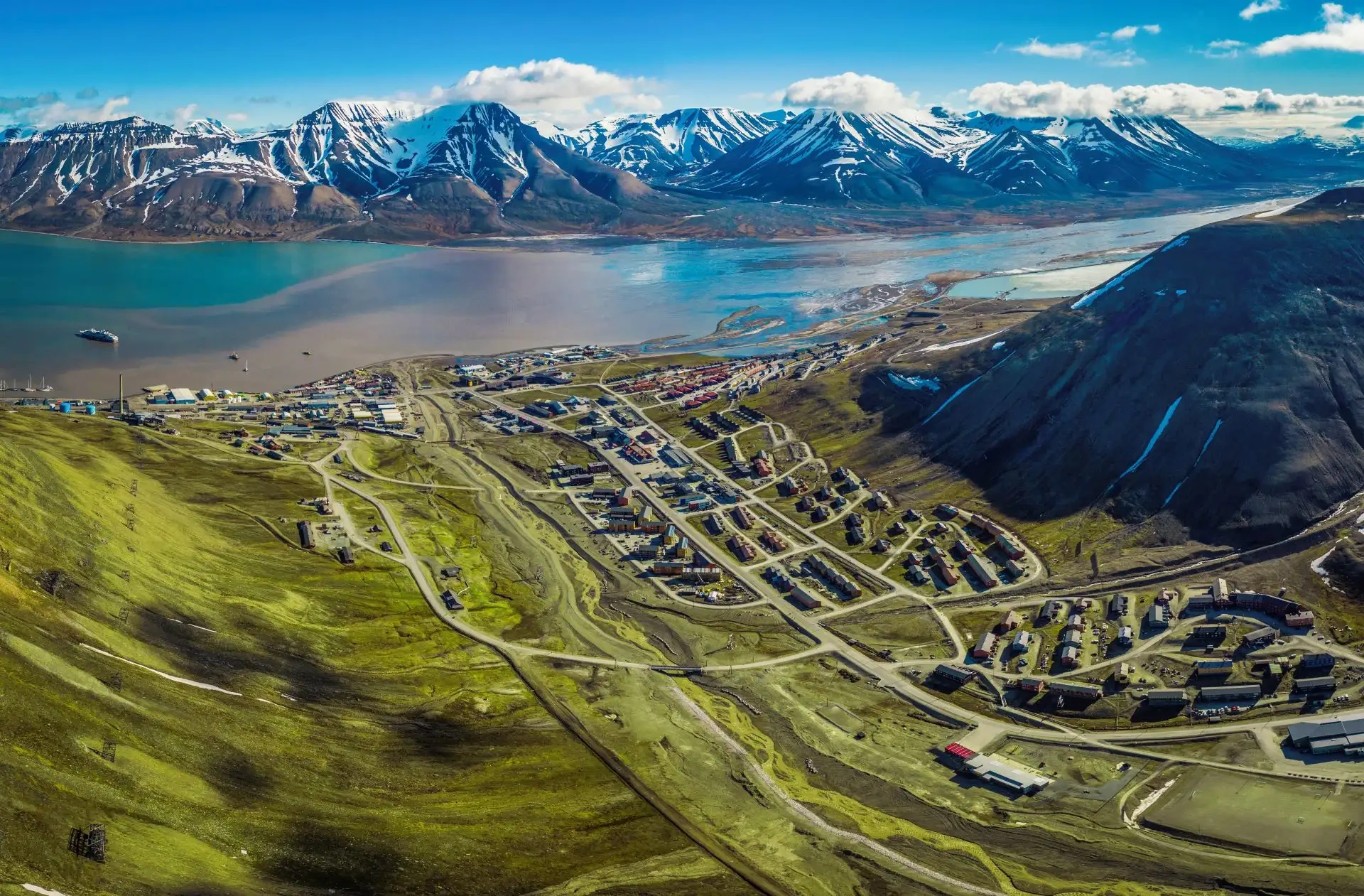 Longyearbyen en de omliggende Svalbard landschap