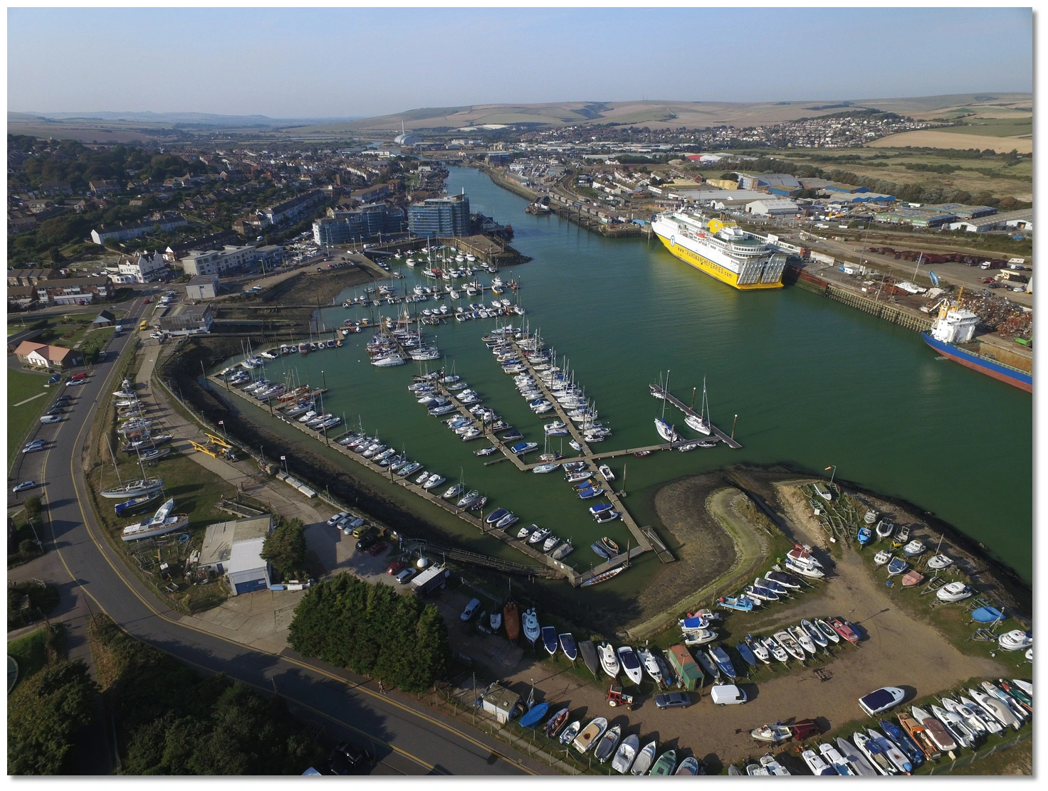 Luchtfoto van Newhaven veerboothaven en haven in Oost Sussex