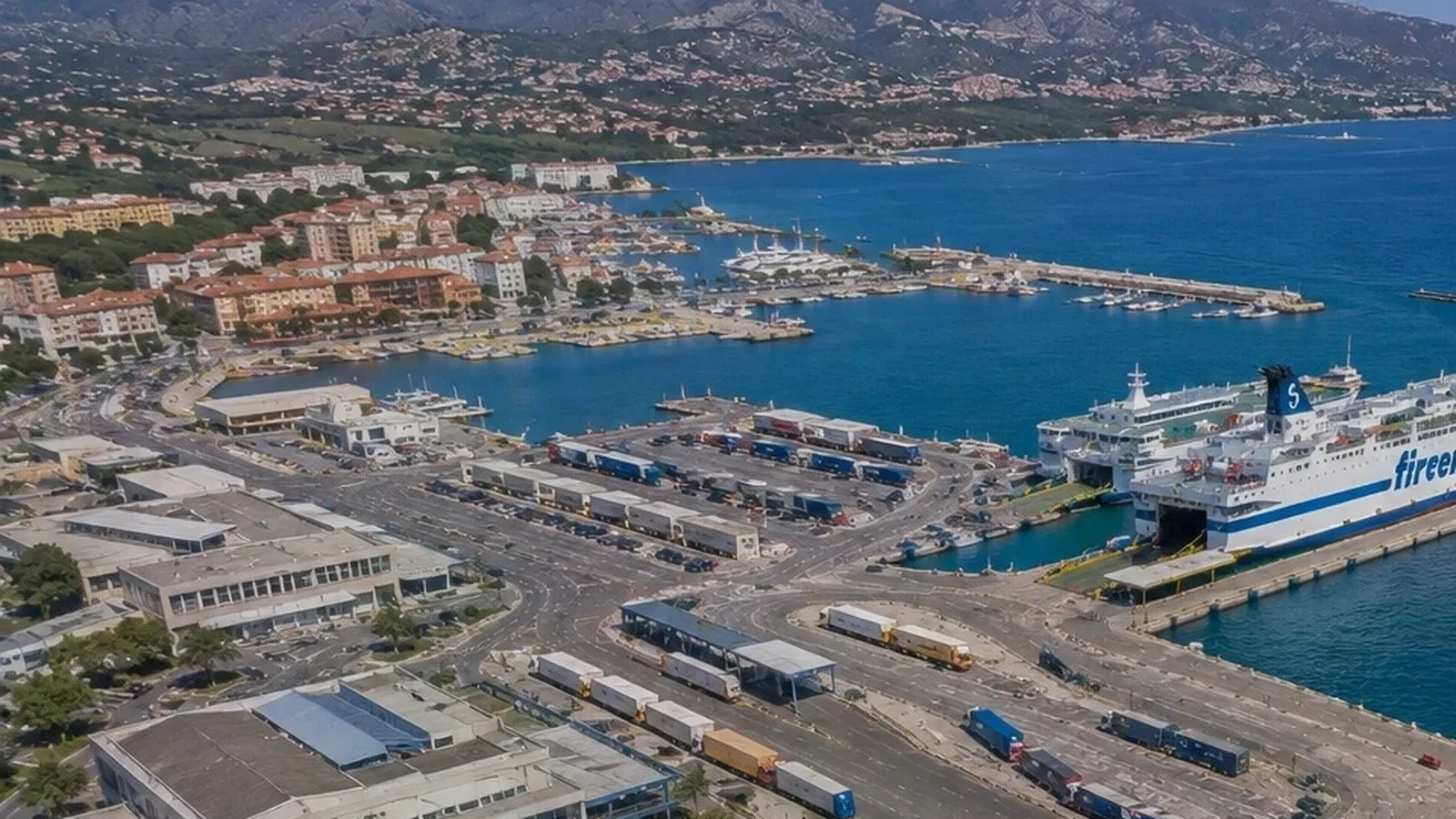 Luchtfoto van Olbia veerbootterminal met een Tirrenia passagiersveerboot