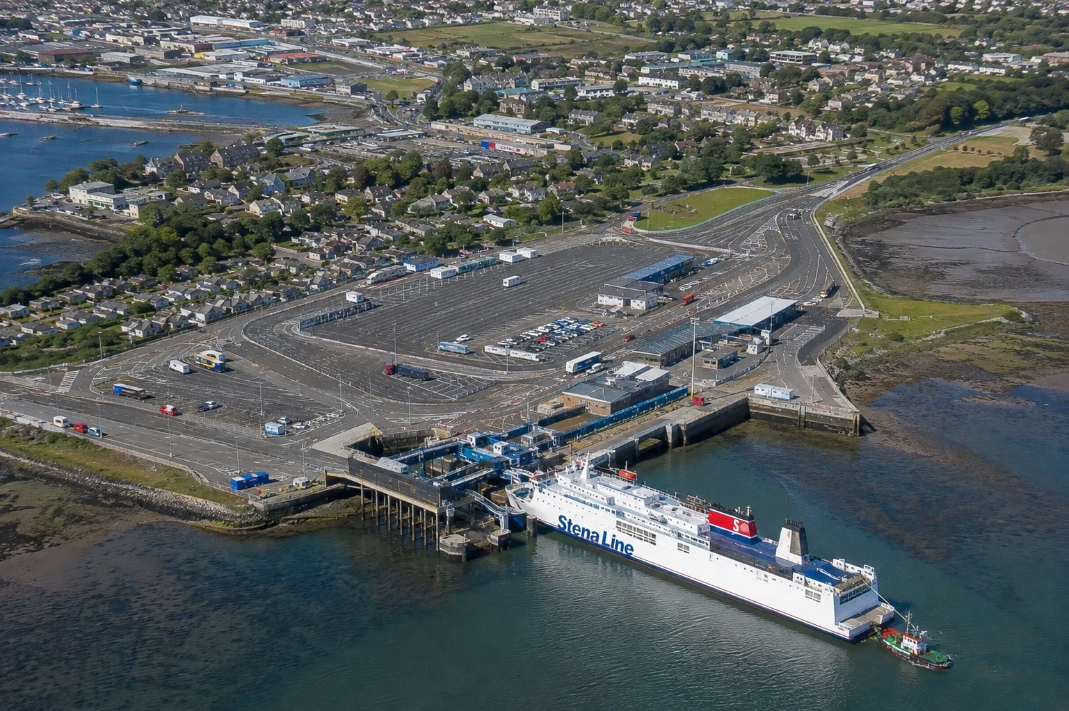 Luchtfoto van Pembroke Dok veerboothaven en haven in zuidWest-Wales
