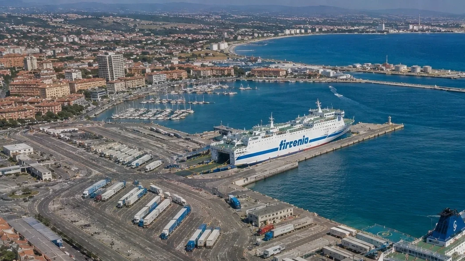 Luchtfoto over Porto Torres veerbootterminal en haven
