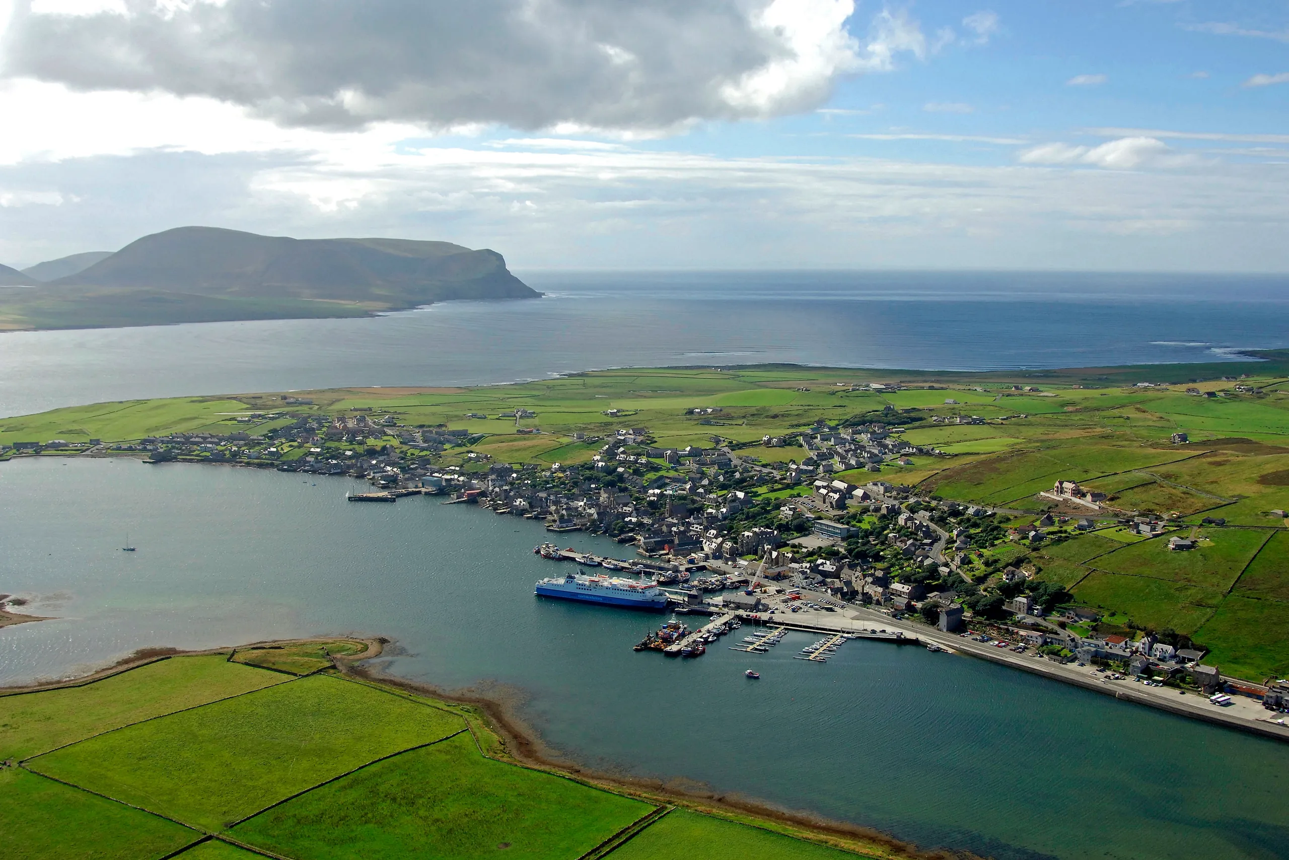 Luchtfoto van Stromness haven en Orkney kustlijn