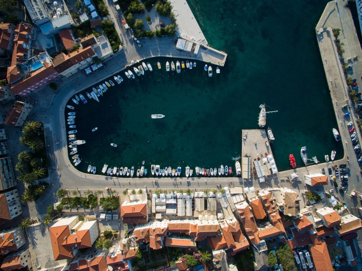 Luchtfoto van Supetar haven op Brač