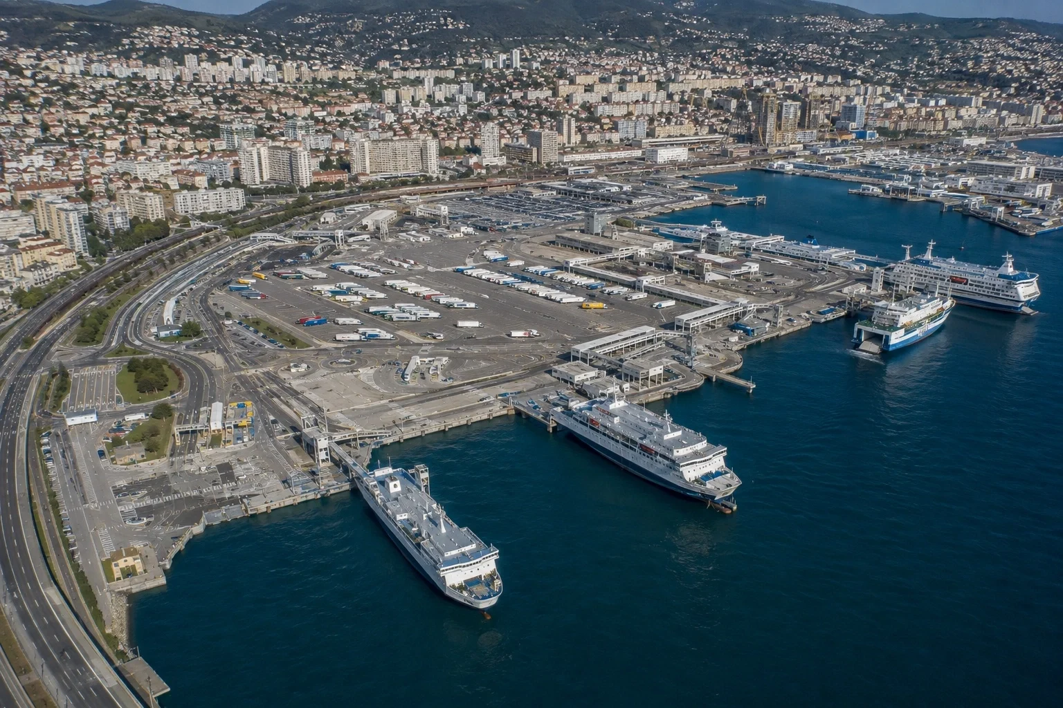 Luchtfoto van Toulon passagiersveerboothaven en Middellandse Zee veerboot ligplaatsen