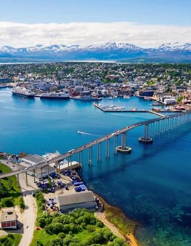 Tromsø haven en brug in Arctische Noorwegen