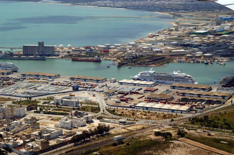 Tunis veerboothaven en waterkant in Tunesië