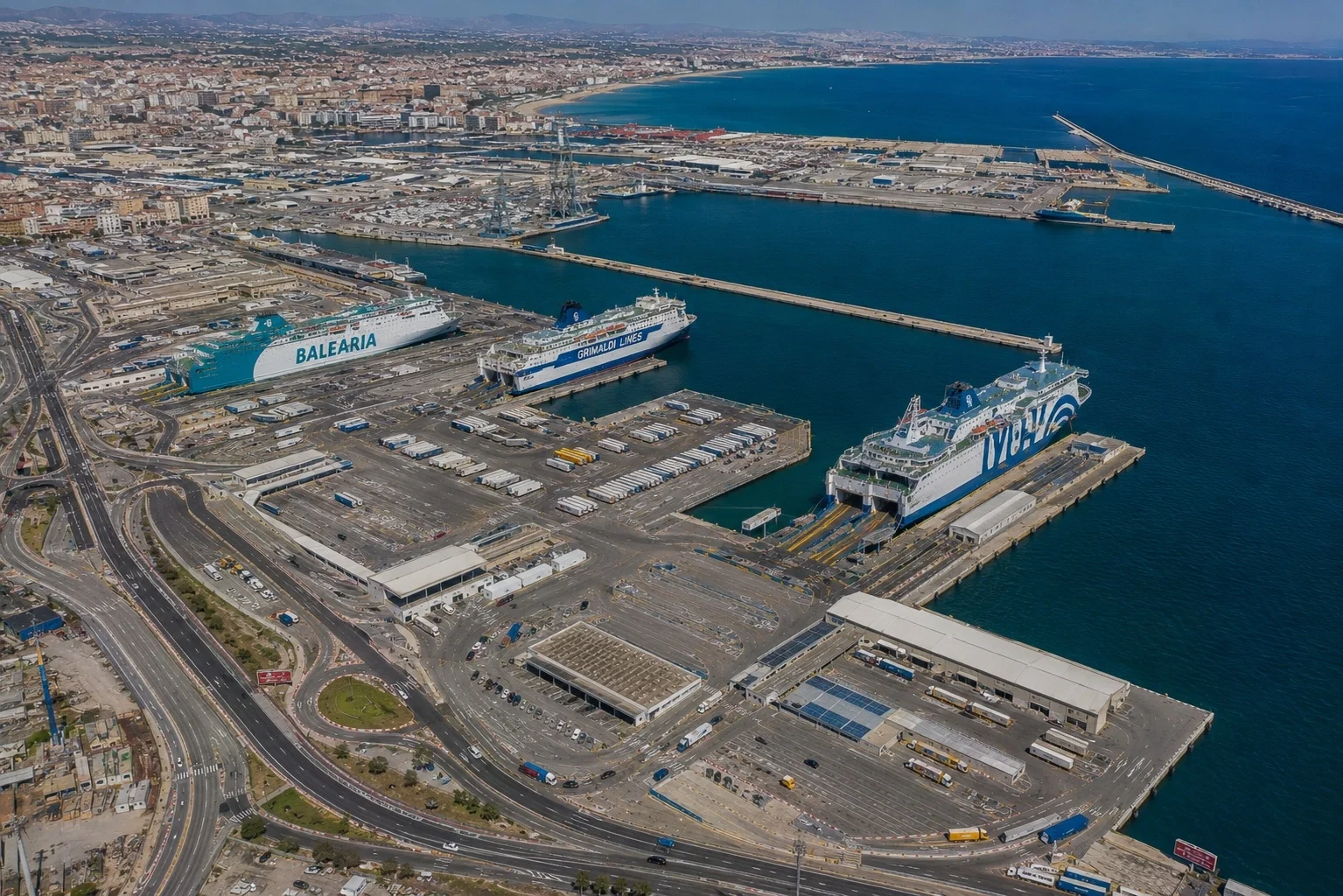 Luchtfoto van Valencia veerboothaven met Balearische passagiersveerboten