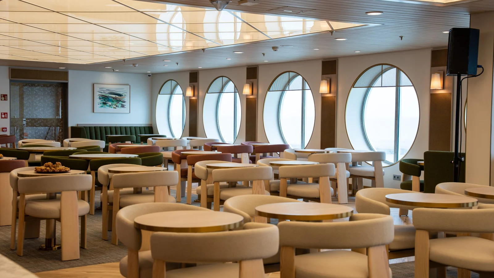 Restaurant aan boord een Brittany Ferries schip