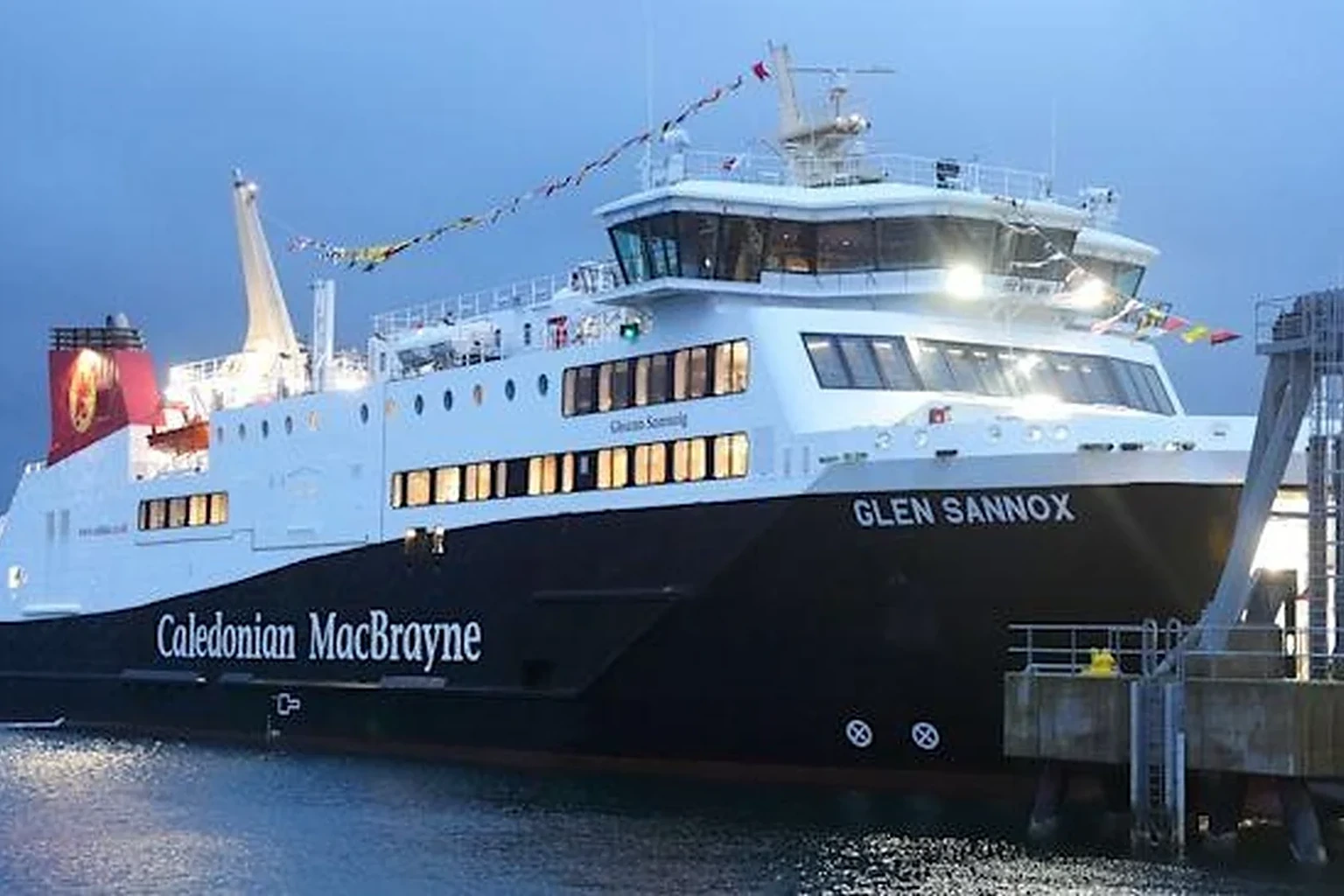 CalMac veerboot afvaart tussen de Schotse eilanden