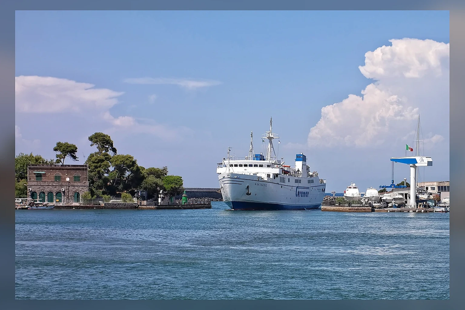Caremar veerboot afvaart in de Golf van Napels