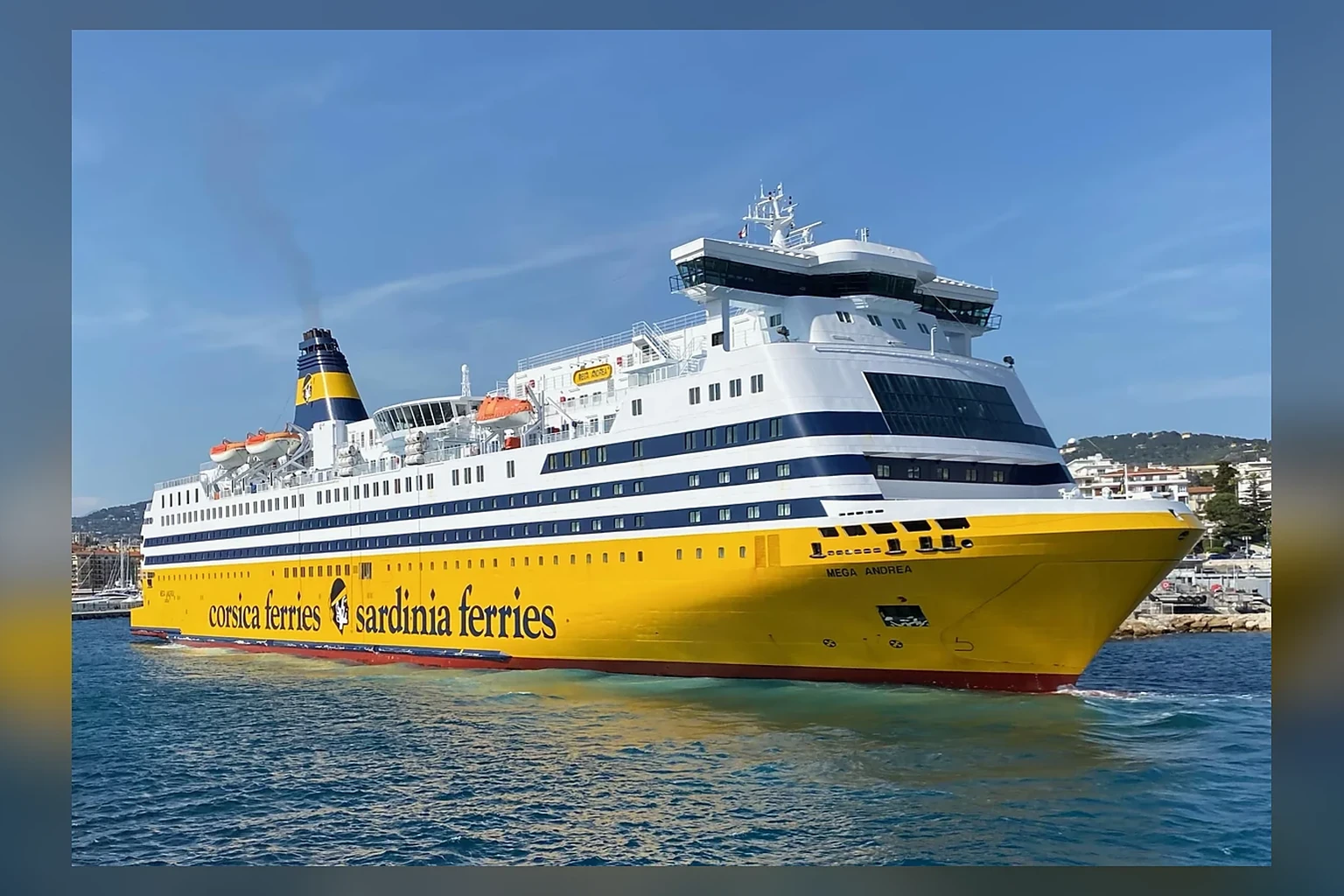 Corsica Ferries passagiers- en autoveerboot in de Middellandse Zee