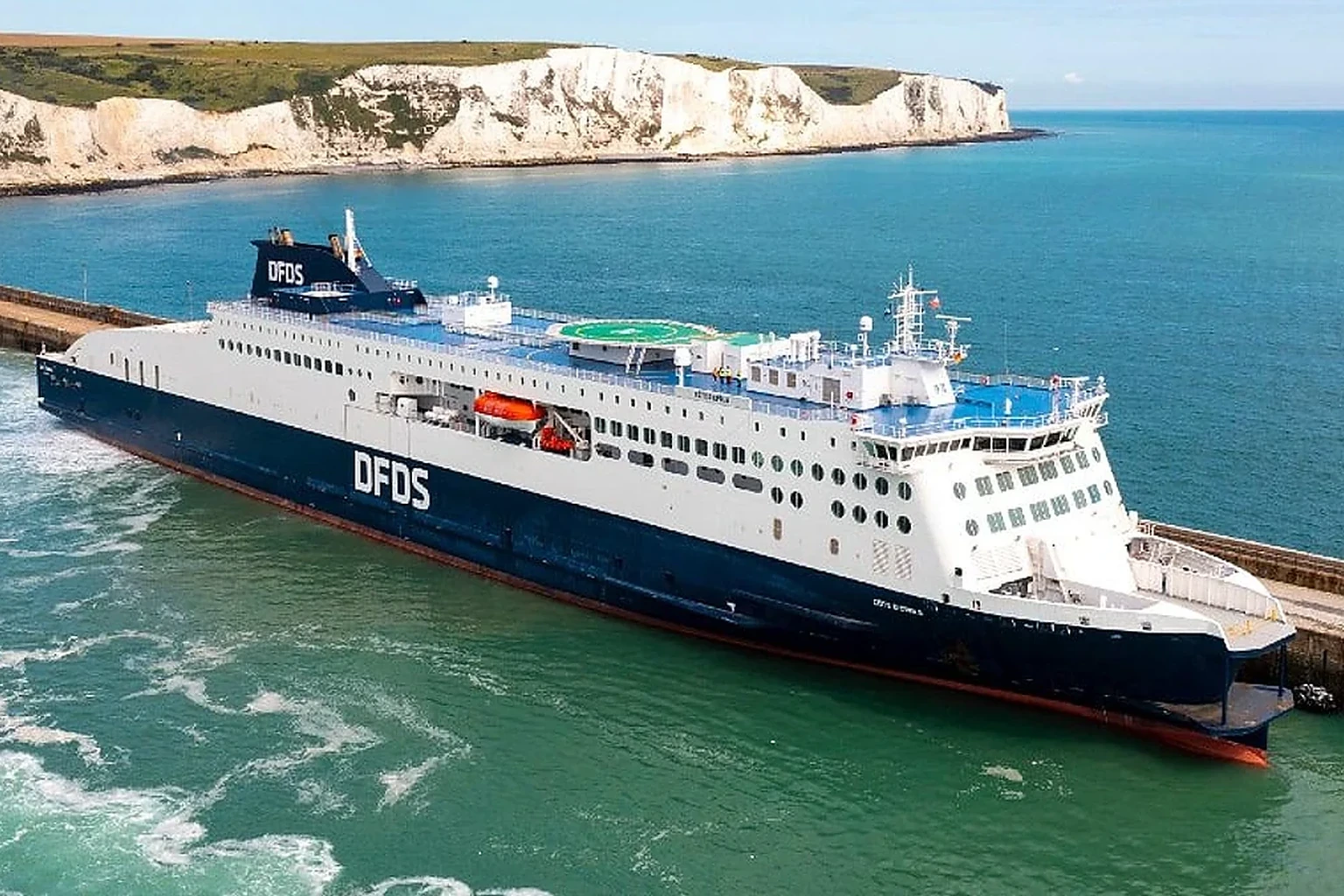 DFDS passagiers- en autoveerboot bij zee