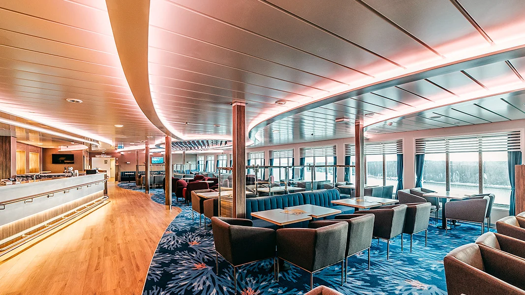 Bar en lounge zone aan boord een DFDS veerboot