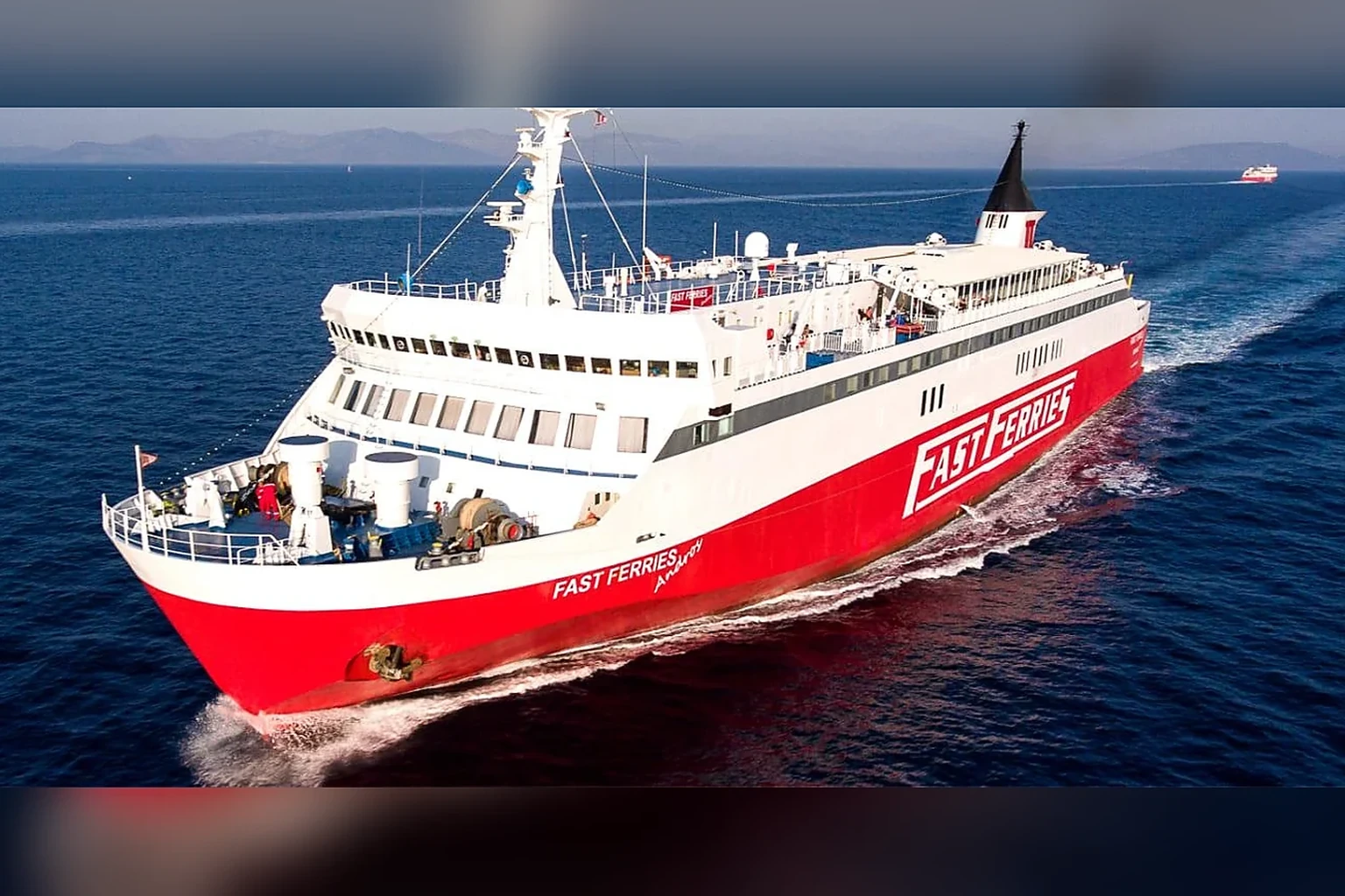 Fast Ferries passagiers- en autoveerboot afvaart in de Egeïsche Zee