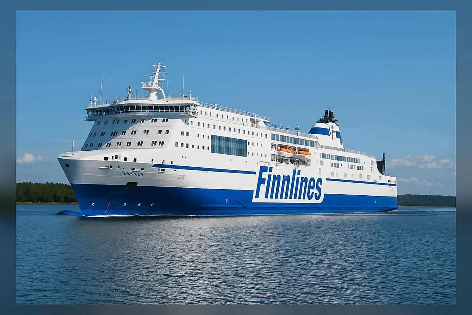 Finnlines passagiers- en autoveerboot afvaart over de Oostzee