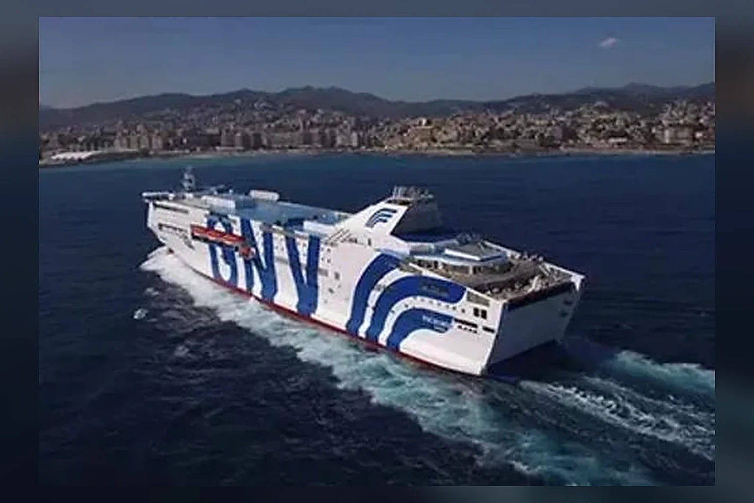 Grandi Navi Veloci passagiersveerboot afvaart in de Middellandse Zee