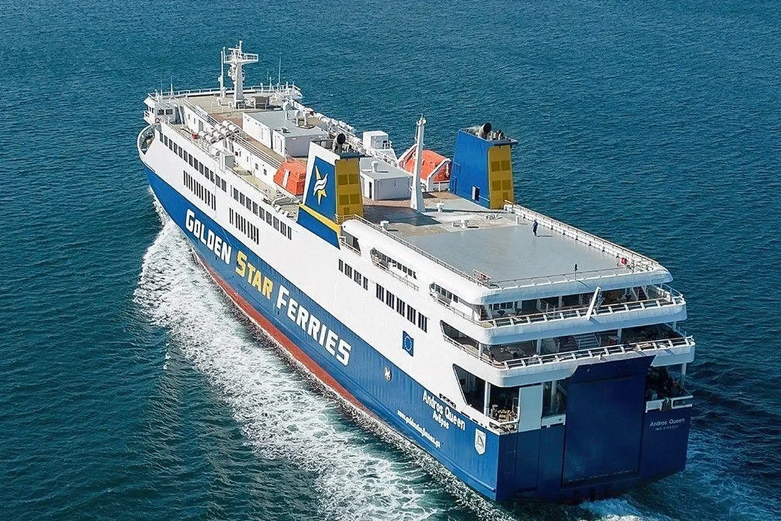 Golden Star Ferries passagiers- en autoveerboot bedient de Cycladen