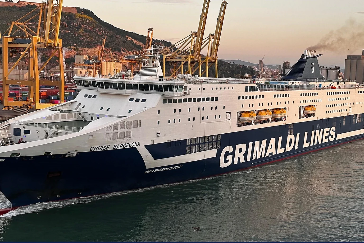 Grimaldi Lines passagiersveerboot overtocht de Middellandse Zee