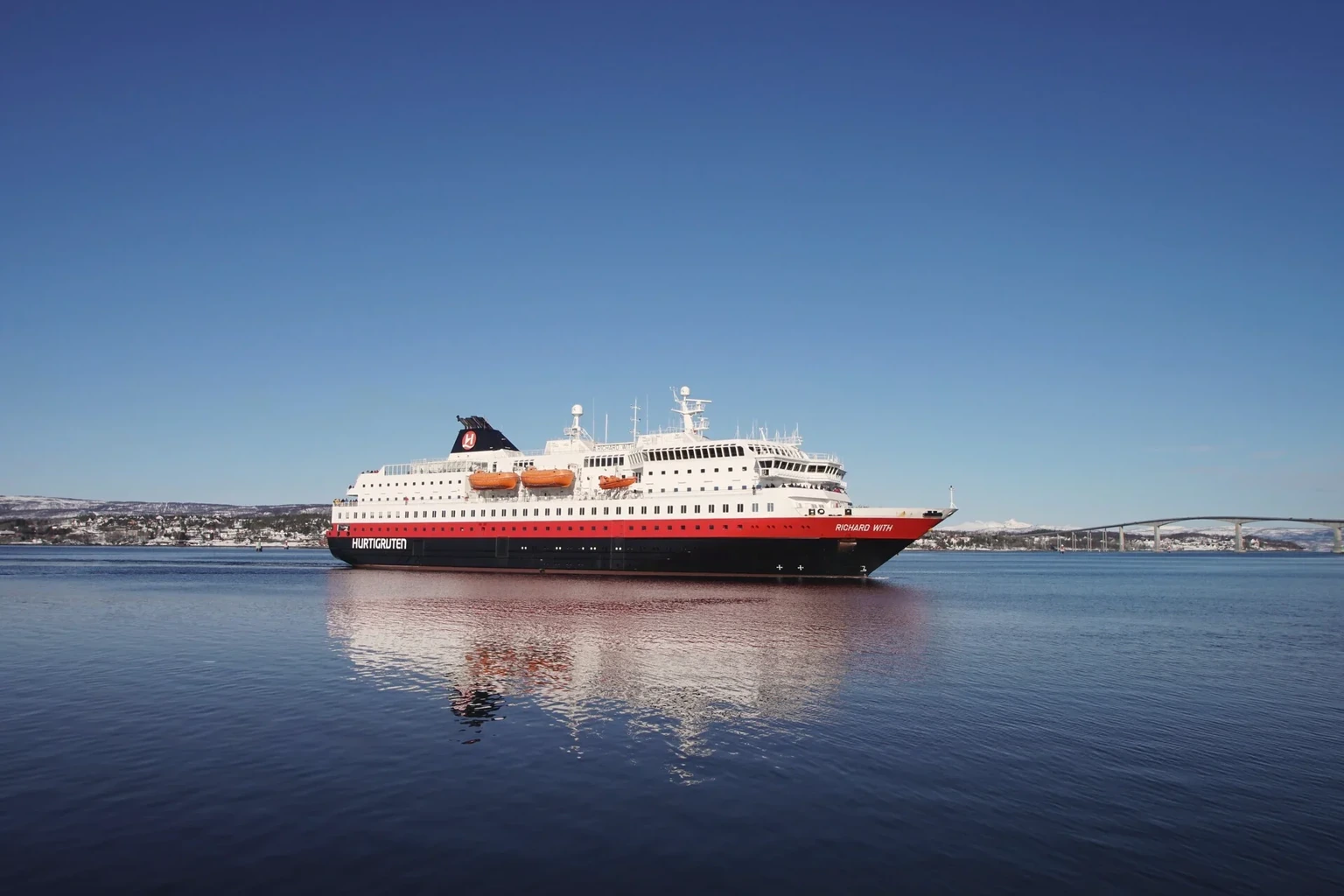 Hurtigruten Kust Express schip op de Noorse kust