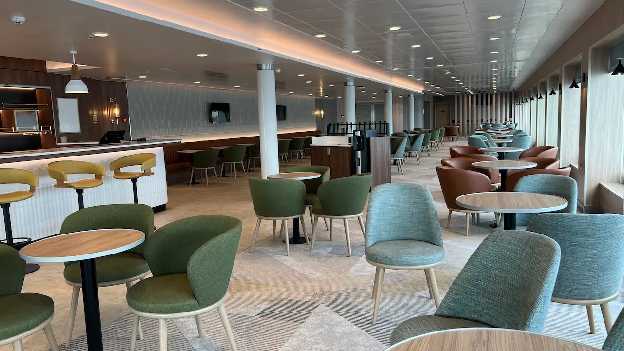 De Bar zitplaatsen zone aan boord Manxman