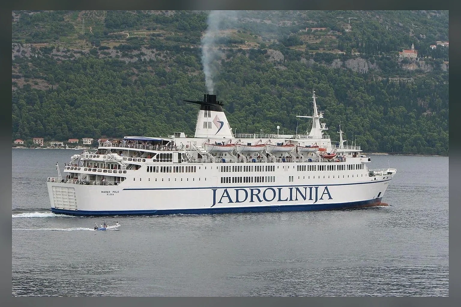 Jadrolinija veerboot Dalmacija afvaart in de Adriatische Zee
