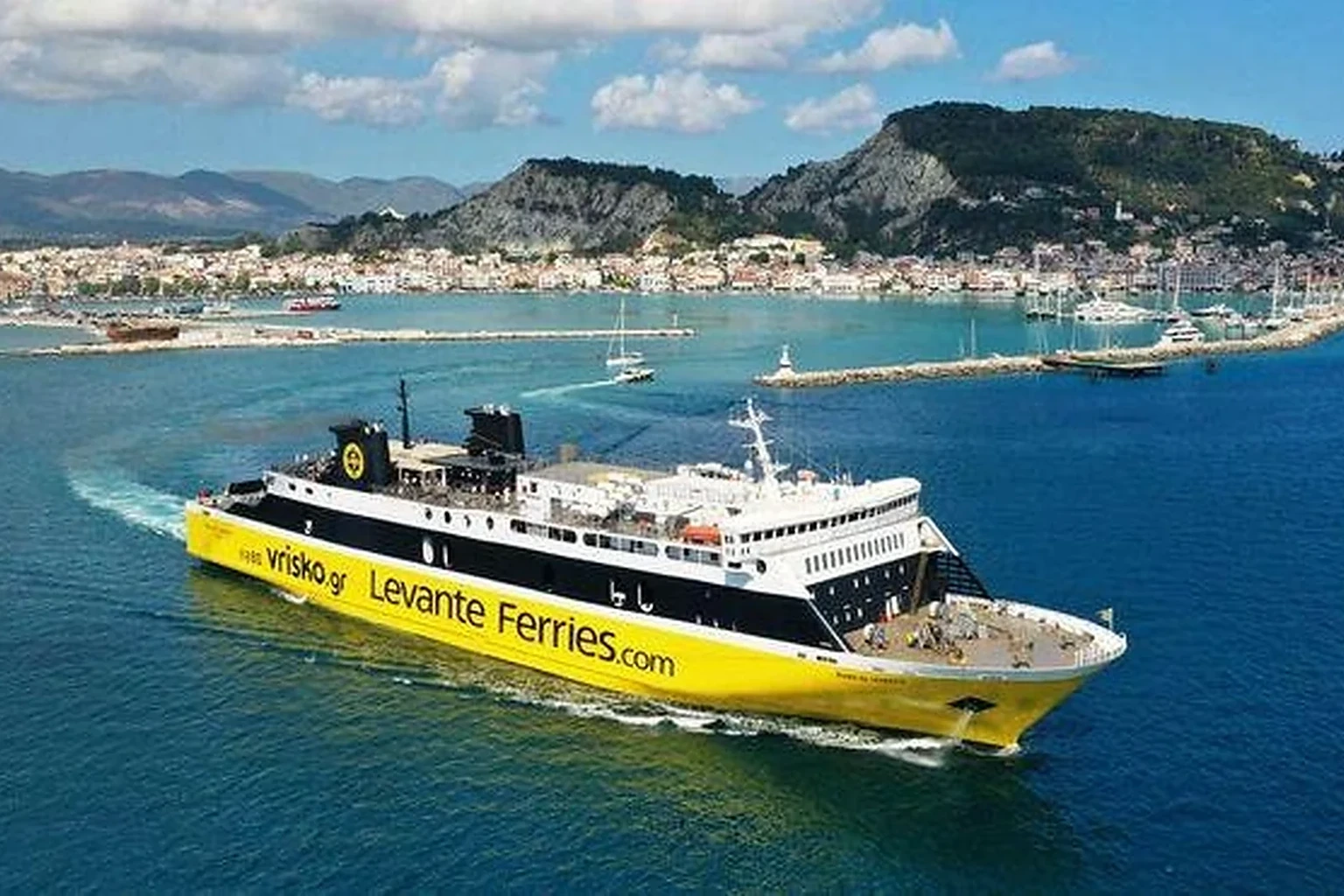 Levante Ferries passagiers- en autoveerboot in de Ionische Zee