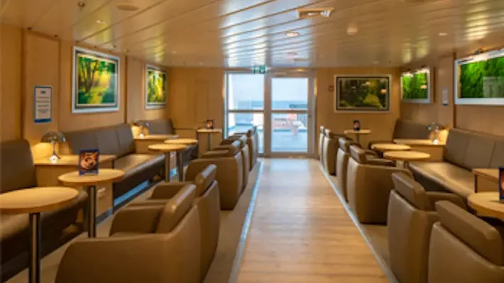 Cafetaria en zitplaatsen zone aan boord een TT-Line veerboot