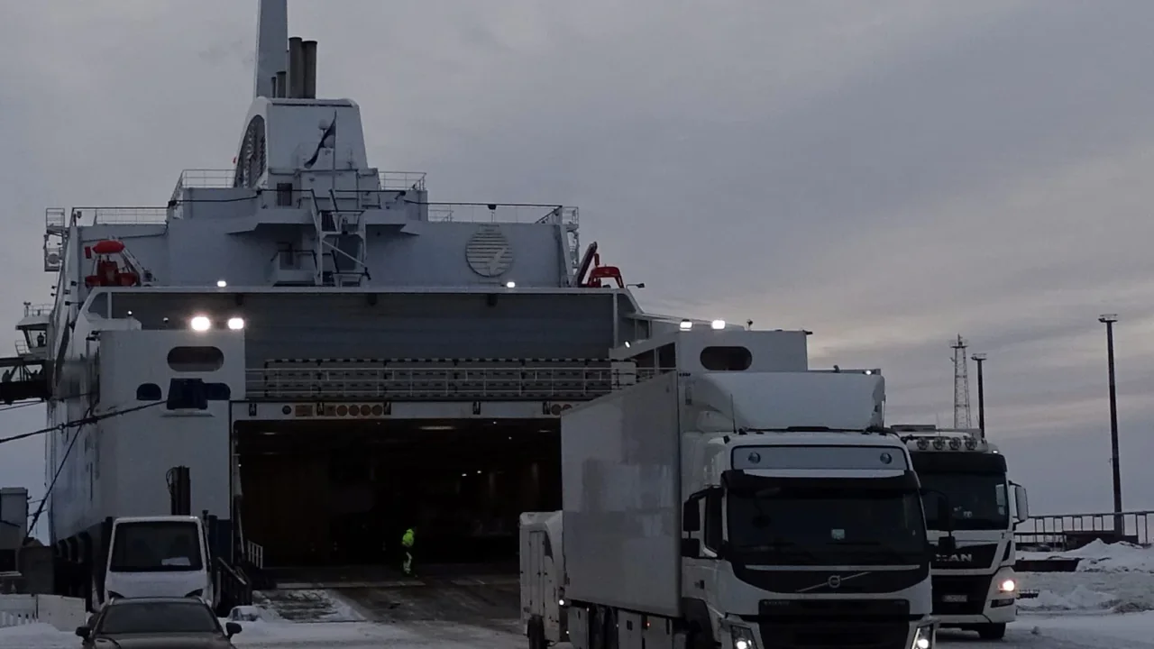 Voertuigen lossen van Aurora Botnia in de winter