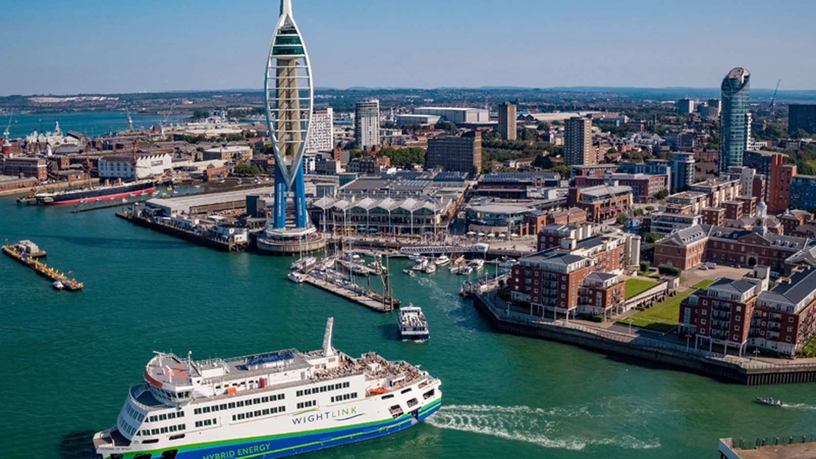 Wightlink veerboot vertrekken Portsmouth met de waterkant van de stad achter