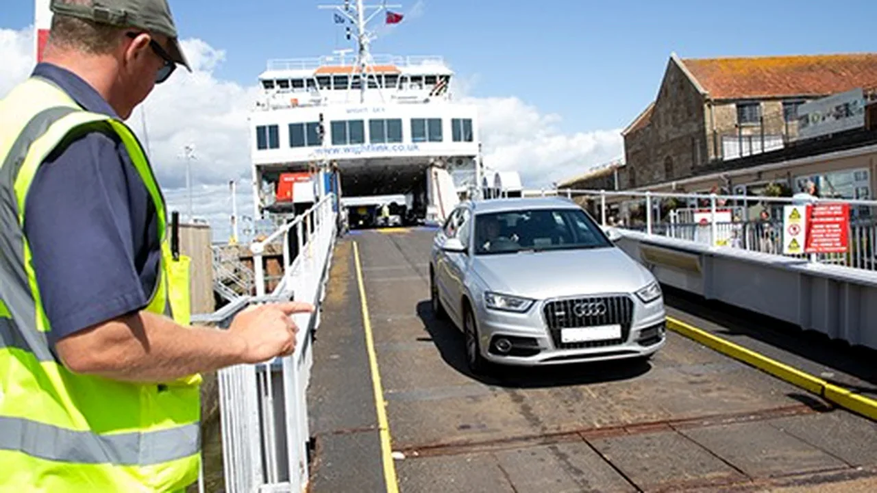 Auto vertrekt een Wightlink veerboot bij de terminal