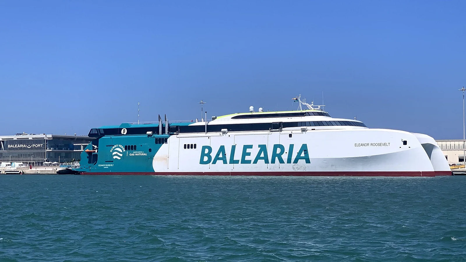 Baleària veerboot bij zee