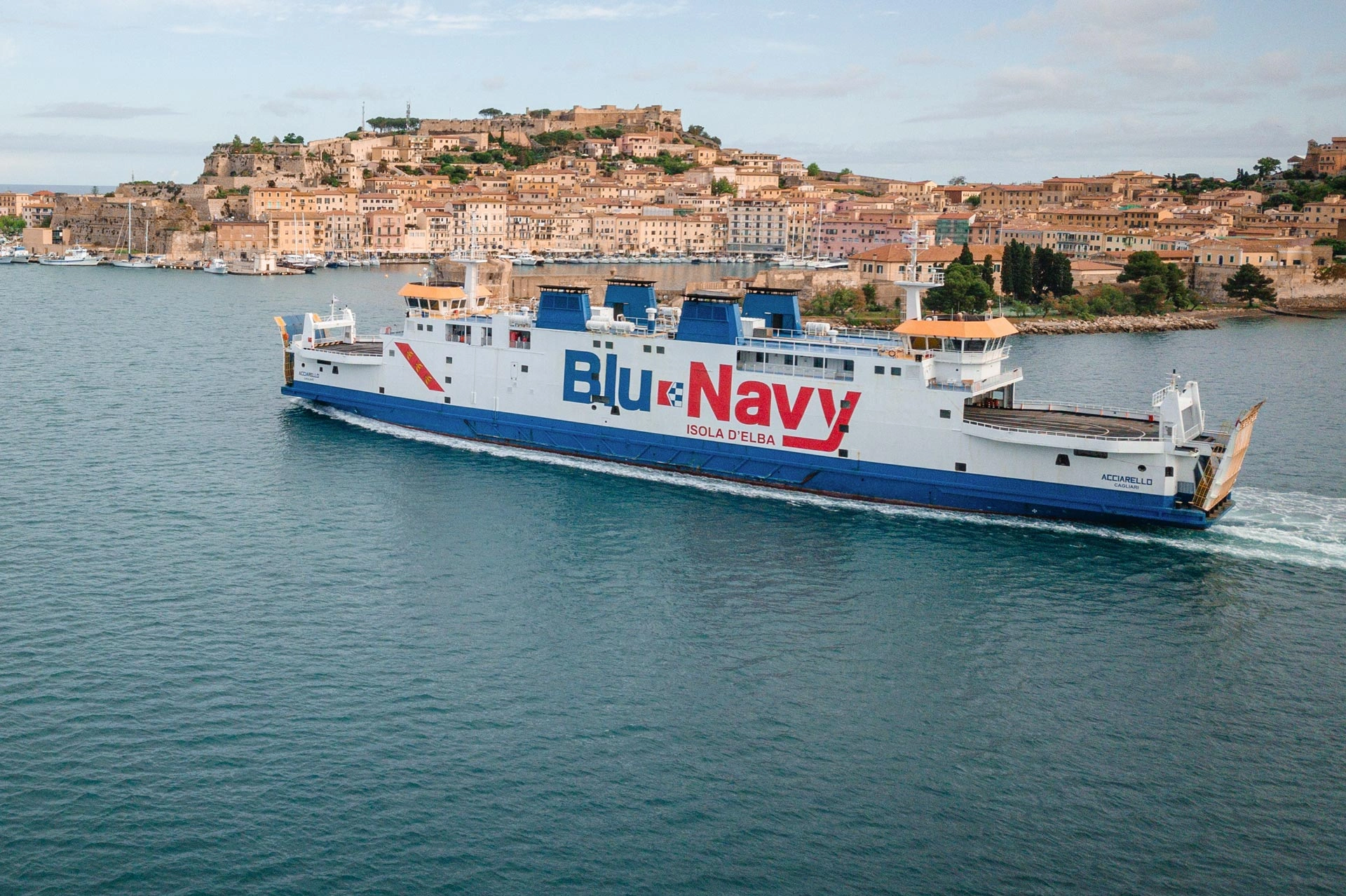 Blu Navy veerboot afvaart past Portoferraio op Elba