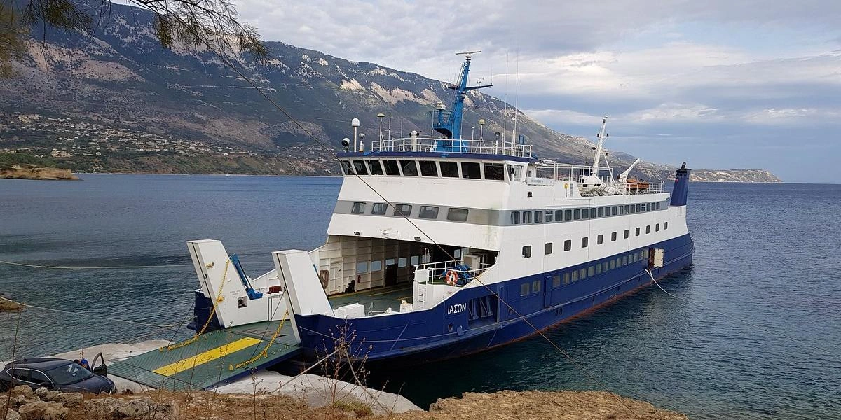 Passagiers- en voertuigveerboot voor de Pesada, Kefalonia naar Agios Nikolaos, Zakynthos route
