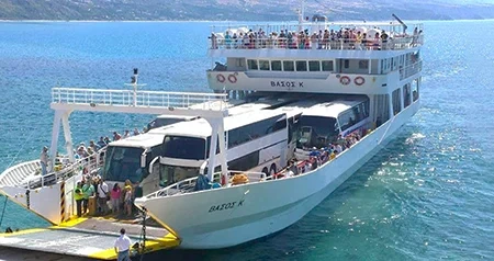 Passagiers- en voertuigveerboot voor de Vasiliki, Lefkada naar Fiskardo, Kefalonia route