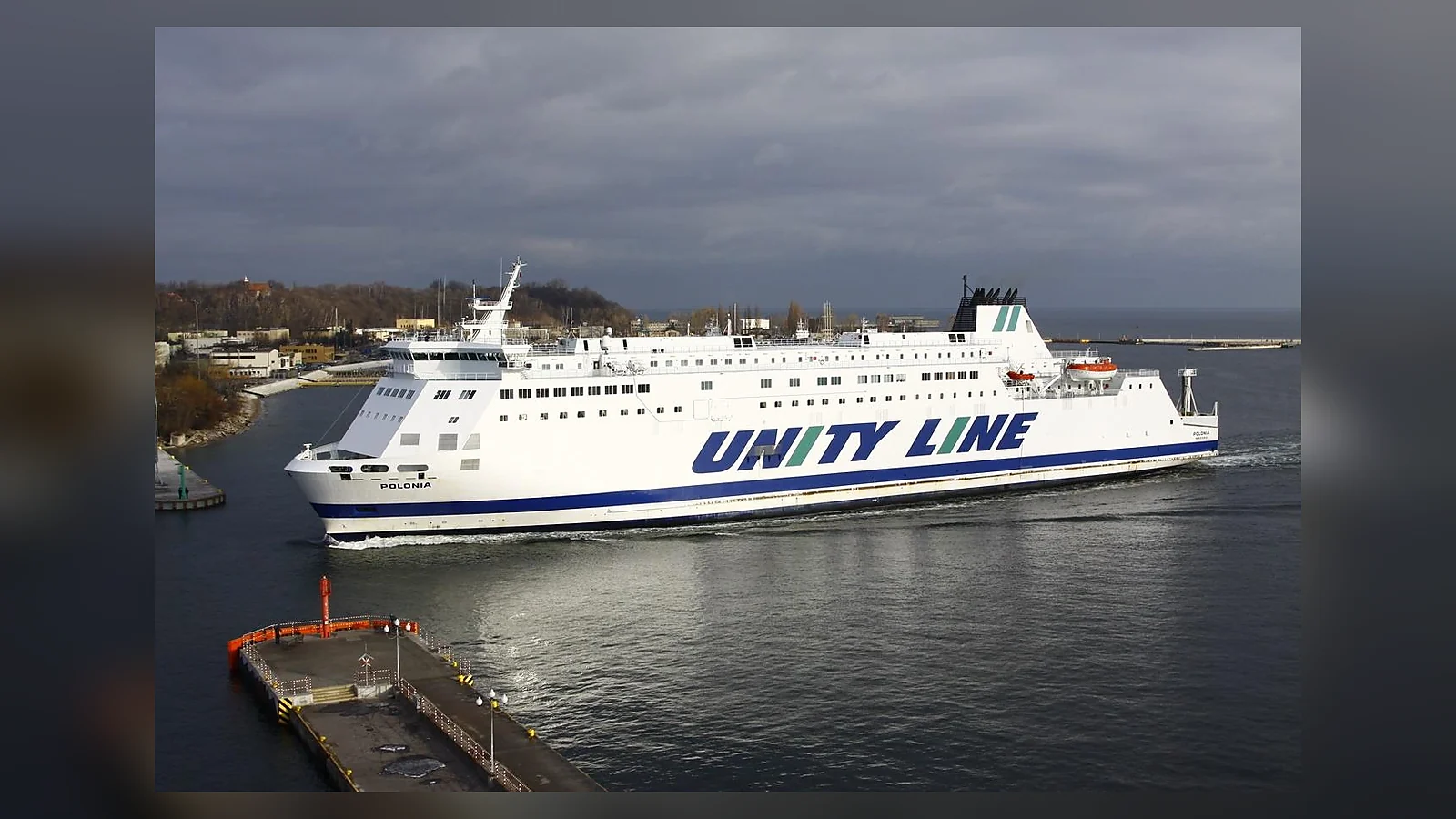 Unity Line passagiers- en autoveerboot