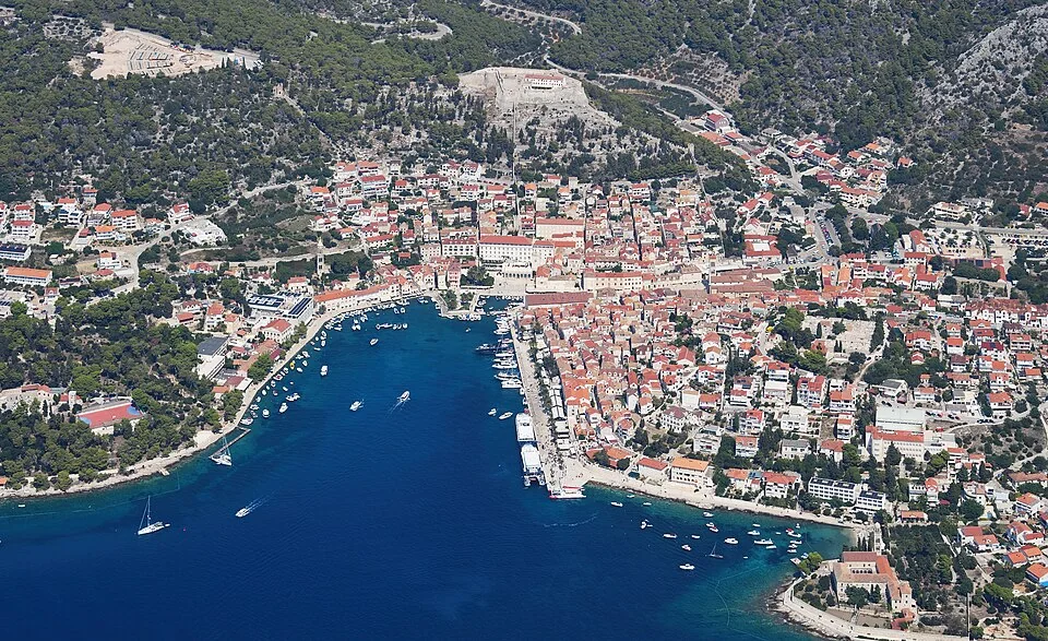 Kust- en havenomgeving van Hvar